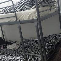 Letto a castello grigio di ferro