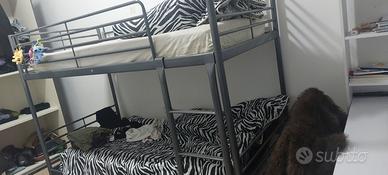 Letto a castello grigio di ferro