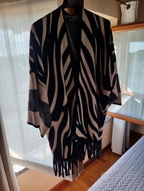 Poncho aperto sul davanti del brand Dressinput