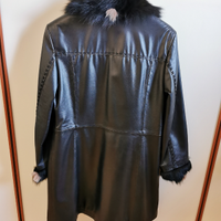 Giacca in pelle nera bordata di pelliccia