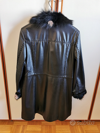 Giacca in pelle nera bordata di pelliccia