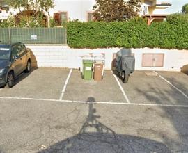 Tre posti auto scoperti in zona residenziale