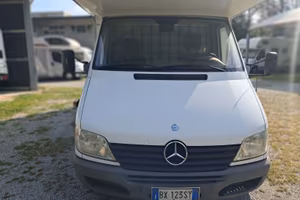 Camper ben tenuto, pronto per nuove avventure.