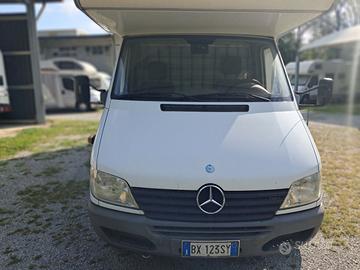 Camper ben tenuto, pronto per nuove avventure.