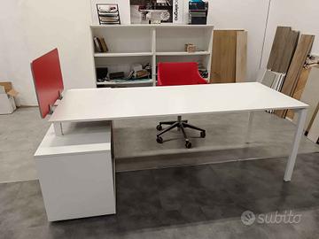 Scrivania da ufficio e scaffale