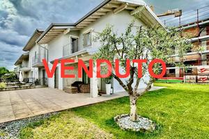 VILLA A SCHIERA D'ANGOLO A RODENGO SAIANO