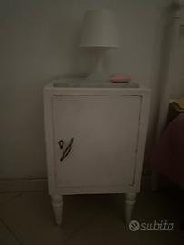 comodino bianco classico con anta