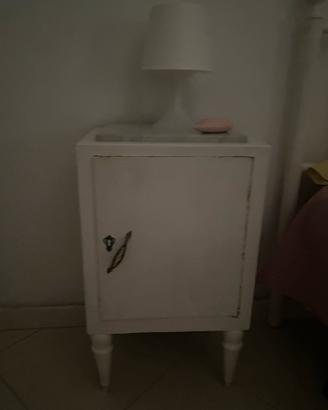 comodino bianco classico con anta