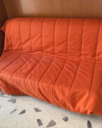 Divano letto a due piazze con copriletto.