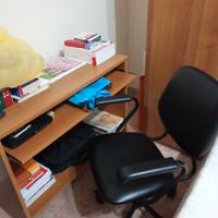 scrivania per computer con sedia girevole.