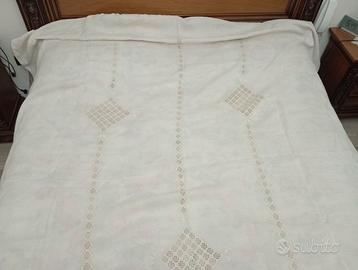 Tenda artigianale ricamata a mano con punto antico