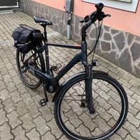 Bici elettrica Cube modello Touring Hybrid 400