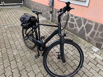 Bici elettrica Cube modello Touring Hybrid 400