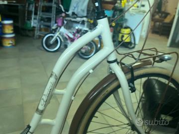 Bicicletta vicino donna