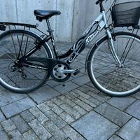 Bicicletta donna 28 in alluminio tutta skimano