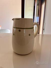 Brocca in ceramica bianca con decoro verde – stile