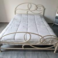 Letto matrimoniale in ferro battuto con rete