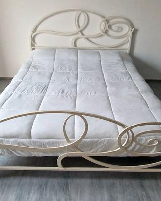 Letto matrimoniale in ferro battuto con rete