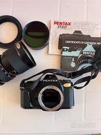 Fotocamera Pentax P30 con accessori