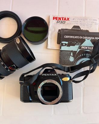 Fotocamera Pentax P30 con accessori
