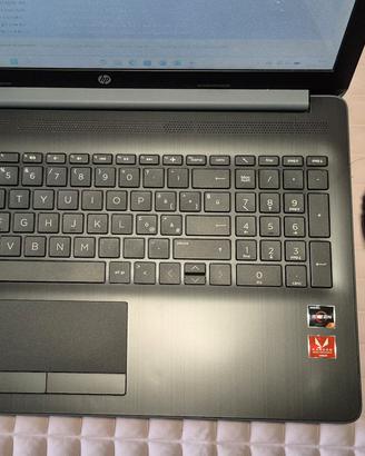 Hp 15’ Ryzen 3 Radeon Vega Gfx RAM8Gb ssd224Gb