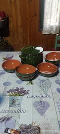 set pentola e ciotole in terracottta