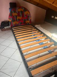 Letto singolo con testiera e doghe