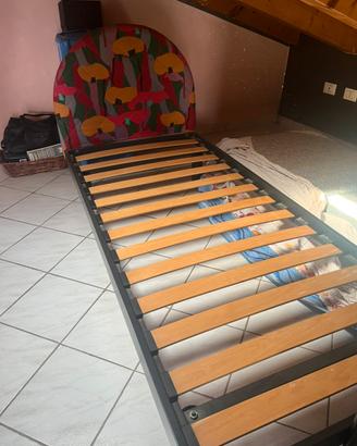 Letto singolo con testiera e doghe