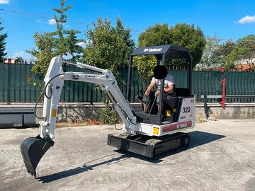 E06 Mini escavatore 16 q Bobcat 320