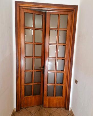 GRANDE PORTA IN LEGNO E VETRO