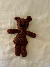 peluche all’uncinetto fatto a mano dell’orsetto