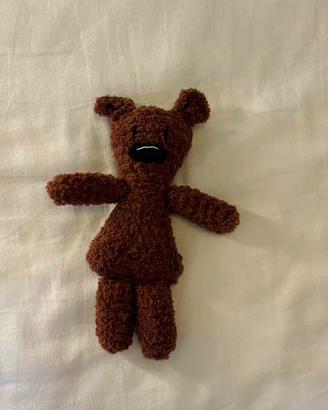 peluche all’uncinetto fatto a mano dell’orsetto