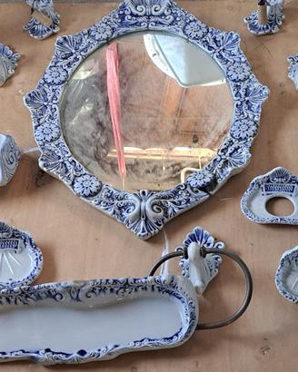 specchio e accessori da bagno