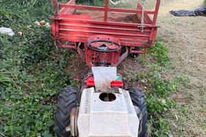 Trattorino/motocoltivatore con cassone