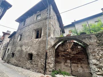 CASA SEMINDIPENDENTE A EDOLO