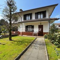 PORZIONE DI VILLA BIFAMILIARE SU 3 LIVELLI CON AMP