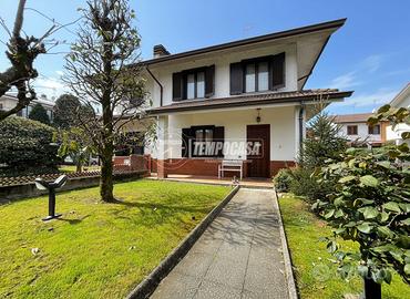 PORZIONE DI VILLA BIFAMILIARE SU 3 LIVELLI CON AMP