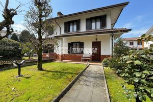 PORZIONE DI VILLA BIFAMILIARE SU 3 LIVELLI CON AMP