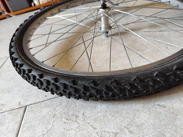 Copertone con cerchione MTB 26" con camera d'aria