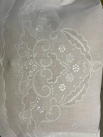 Lenzuolo matrimoniale ricamato a mano