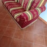 Divano letto con due poltrone.