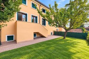 Appartamento di 129 m² con 5 locali e box auto a E