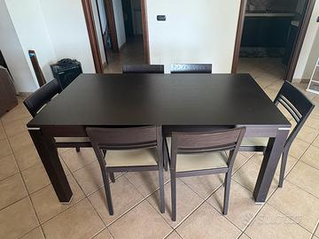 Tavolo allungabile con le sedie