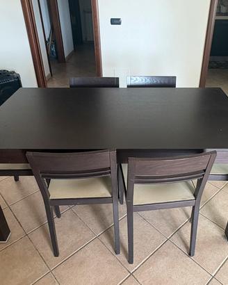 Tavolo allungabile con le sedie