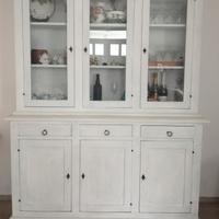 Credenza con vetrinette arte povera bianca