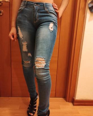 jeans con strappi donna..Stradivarius