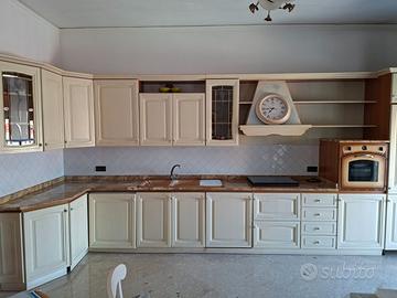 Cucina in legno e top in marmo + dispensa.