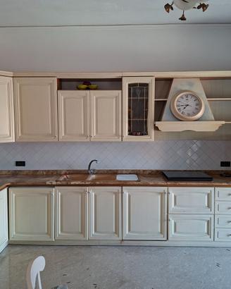 Cucina in legno e top in marmo + dispensa.