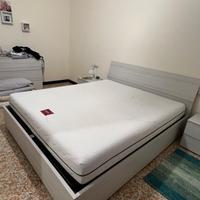 Letto matrimoniale con materasso e due comodini