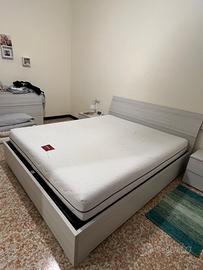 Letto matrimoniale con materasso e due comodini